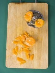 Приготовление блюда по рецепту - Салат с креветками и мандаринами. Шаг 2