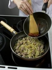 Приготовление блюда по рецепту - Мясо тушеное с рванцами. Шаг 3