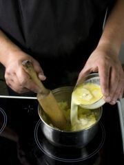 Приготовление блюда по рецепту - Домашние котлеты с картофельным пюре. Шаг 2
