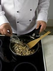 Приготовление блюда по рецепту - Кокот из курицы с грибами. Шаг 2