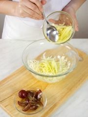 Приготовление блюда по рецепту - Салат с капустой, виноградом и яблоком. Шаг 3