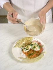 Приготовление блюда по рецепту - Салат из помидоров и яиц с ореховым соусом. Шаг 3