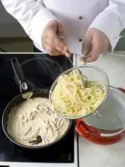 Приготовление блюда по рецепту - Запеканка из спагетти с сырным соусом. Шаг 3