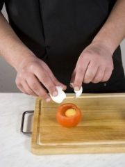 Приготовление блюда по рецепту - Яичница в помидорах. Шаг 2