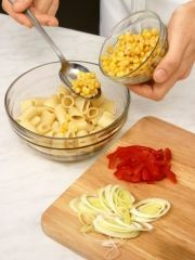 Приготовление блюда по рецепту - Салат с макаронами и рыбой. Шаг 2