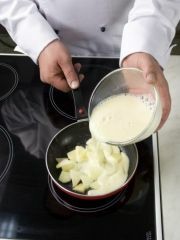 Приготовление блюда по рецепту - Омлет с яблоками. Шаг 4