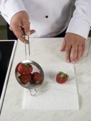 Приготовление блюда по рецепту - Ягоды со сметаной. Шаг 1