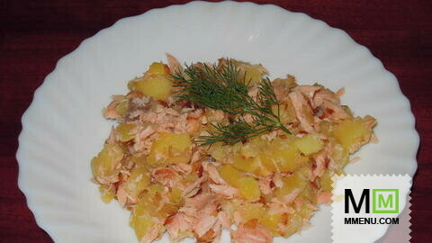 Салат из варёного картофеля, копчёной красной рыбы и жареного лука