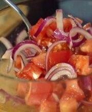 Приготовление блюда по рецепту - Салат со шпинатом, томатами и яйцом пашот - пошаговый рецепт с фото. Шаг 4
