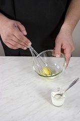 Приготовление блюда по рецепту - Творожная запеканка с соусом морнэ. Шаг 1
