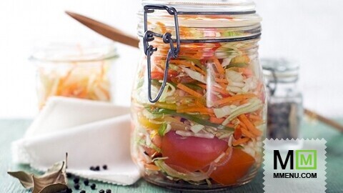 Салат из капусты с луком и яблоками Салат из капусты с луком и яблоками