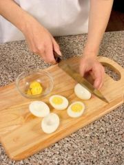 Приготовление блюда по рецепту - Яйца, фаршированные паштетом. Шаг 1