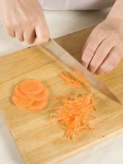 Приготовление блюда по рецепту - Салат из моркови и клубники. Шаг 1