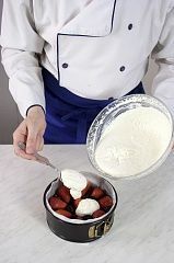 Приготовление блюда по рецепту - Творожный торт с ягодами. Шаг 6