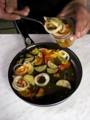 Приготовление блюда по рецепту - Салат из баклажанов с помидорами и перцем. Шаг 2