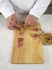 Приготовление блюда по рецепту - Рулетики из хамона с острым арахисом. Шаг 3