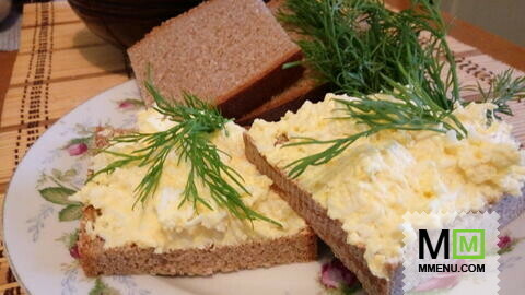 Закуска из сыра и яиц. Вкусная намазка на хлеб за считанные минуты. 