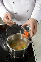 Приготовление блюда по рецепту - Суп с клецками (3). Шаг 2