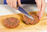 Приготовление блюда по рецепту - Гамбургеры гриль с маринованным луком. Шаг 4