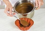 Приготовление блюда по рецепту - Шоколадный пудинг с клубникой. Шаг 6
