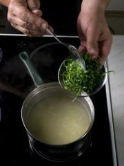 Приготовление блюда по рецепту - Суп из щавеля с говядиной. Шаг 2