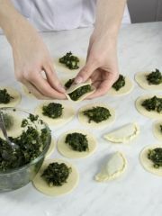 Приготовление блюда по рецепту - Кутабы (пирожки с зеленью). Шаг 5