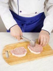 Приготовление блюда по рецепту - Эскалопы из свинины в вине. Шаг 1