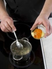 Приготовление блюда по рецепту - Грибной суп с манной крупой. Шаг 4