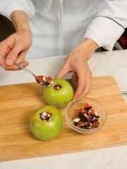 Приготовление блюда по рецепту - Яблоки, запеченные с сухофруктами. Шаг 3