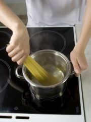 Приготовление блюда по рецепту - Спагетти с зеленым соусом. Шаг 2