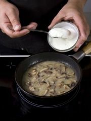 Приготовление блюда по рецепту - Жаркое с грибами в горшочке. Шаг 3