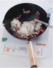 Приготовление блюда по рецепту - жареный рис с яйцом и беконом. Шаг 6
