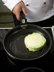 Приготовление блюда по рецепту - Шницель из капусты со сметанным соусом. Шаг 2
