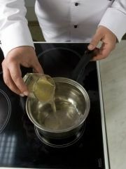 Приготовление блюда по рецепту - Сметанное суфле с ягодами. Шаг 2