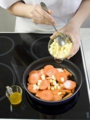 Приготовление блюда по рецепту - Классический морковный цимес. Шаг 2