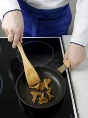 Приготовление блюда по рецепту - Суп-пюре из кабачков с лисичками. Шаг 5