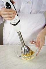 Приготовление блюда по рецепту - Молочный коктейль с бананами и орехами. Шаг 2