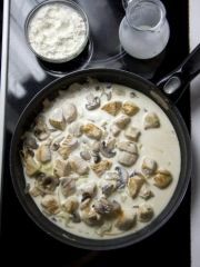 Приготовление блюда по рецепту - Индейка тушеная с грибами в сливочном соусе. Шаг 5