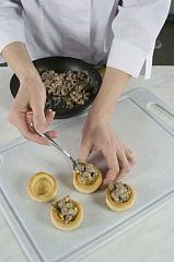 Приготовление блюда по рецепту - Волованы с утиной печенкой и лисичками. Шаг 4