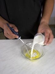 Приготовление блюда по рецепту - Омлет в духовке. Шаг 1
