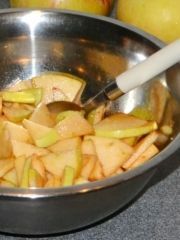 Приготовление блюда по рецепту - Сладкий пирог с яблоками и вареньем. Шаг 2