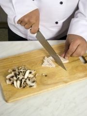 Приготовление блюда по рецепту - Кокот из курицы с грибами. Шаг 1