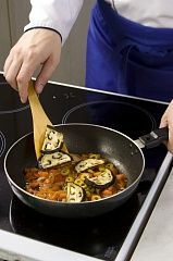 Приготовление блюда по рецепту - Баклажаны с оливками. Шаг 3