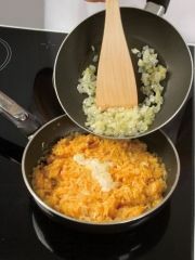Приготовление блюда по рецепту - Вареники с капустой. Шаг 2