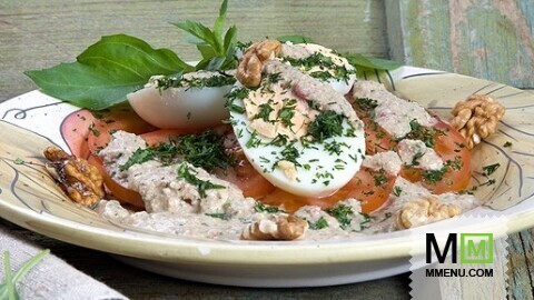 Салат из помидоров и яиц с ореховым соусом Салат из помидоров и яиц с ореховым соусом