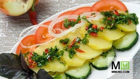 Картофельный салат с помидорами и огурцами