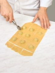 Приготовление блюда по рецепту - Пельмени с сыром и зеленью. Шаг 4