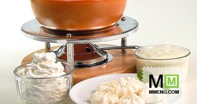 Малиновое фондю с меренгами Малиновое фондю с меренгами