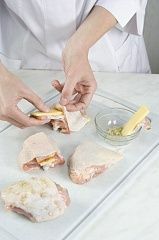 Приготовление блюда по рецепту - Куриные бедрышки в слоеном тесте. Шаг 1