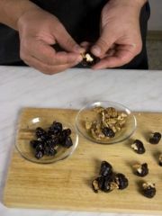 Приготовление блюда по рецепту - Чернослив с орехами (2). Шаг 1